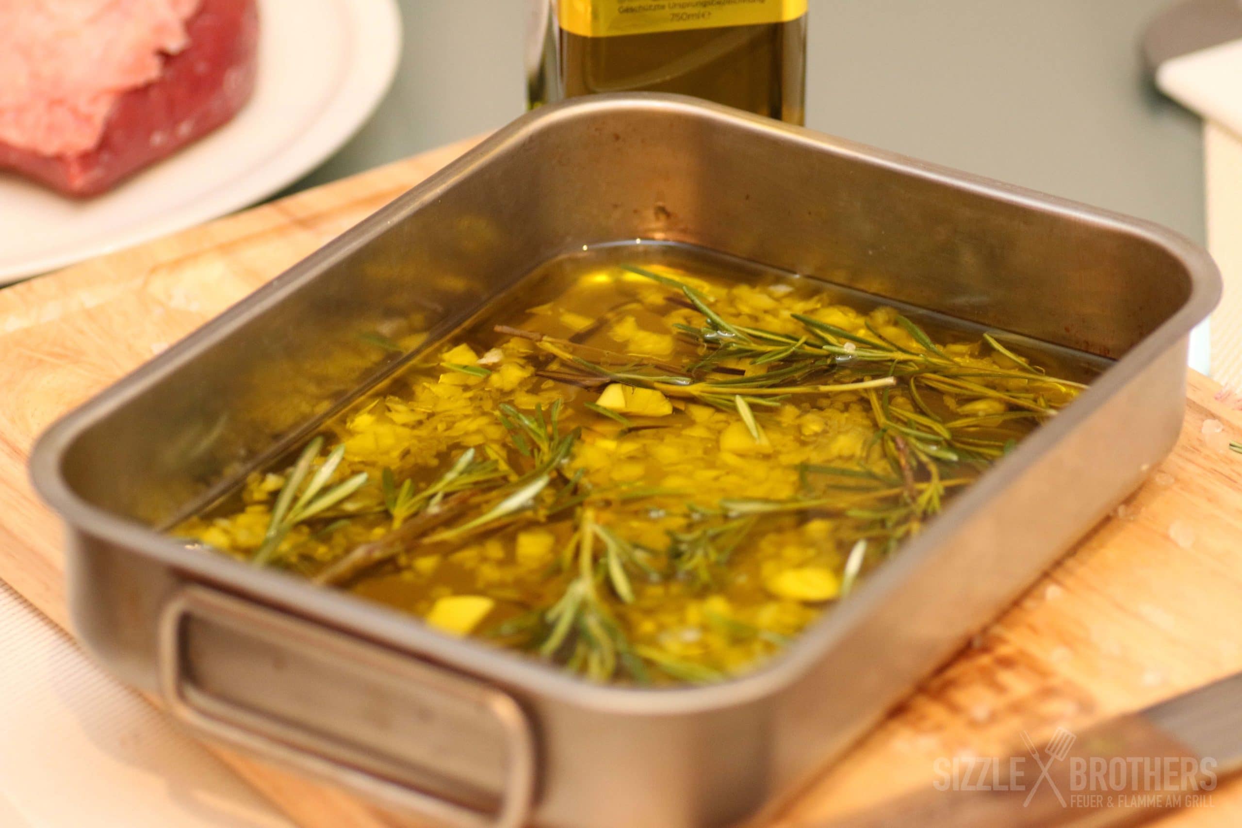 Aromatisiertes Olivenöl in einer Grillschale