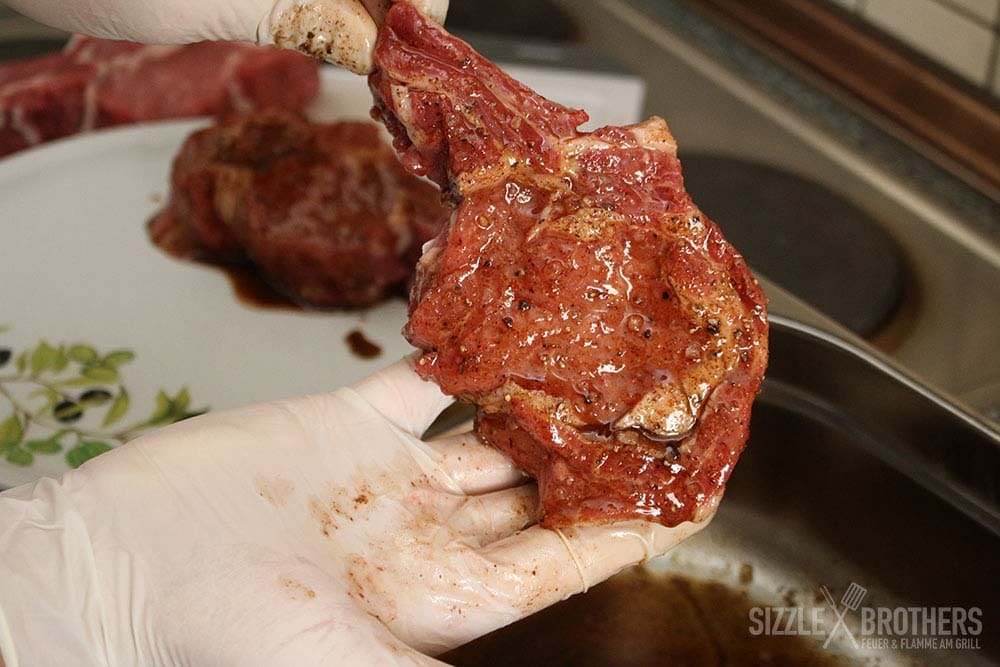 Steaks mariniert in der Hand