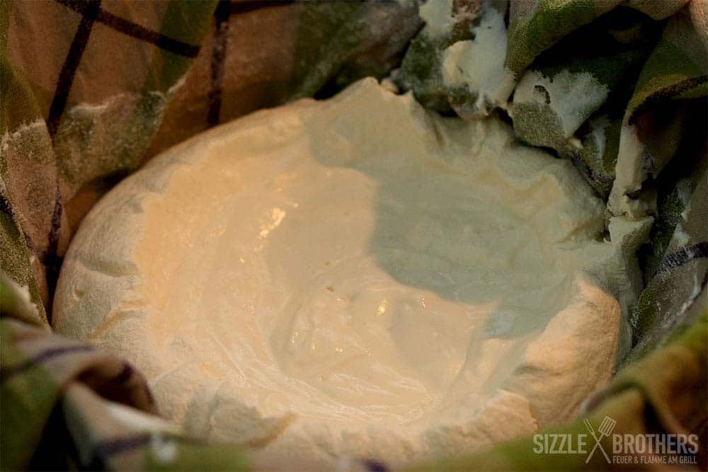 Tsatsiki wird aus dem cremigen Teil der Dickmilch hergestellt, die Molke wird vorher abgeschieden