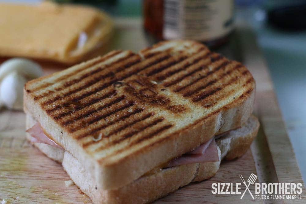 Zu sehen ist ein gegrilltes Sandwich mit leckeren Röststoffen