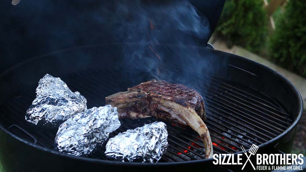 Über heißer Kohle wird das Steak scharf angebraten