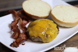 Zeit den Big Tasty Bacon Burger zu belegen