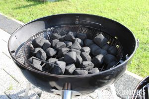 Der Kohlekorb ist mit Kokoko Eggs von McBrikett befüllt. Damit sollte man die ganze Nacht smoken können