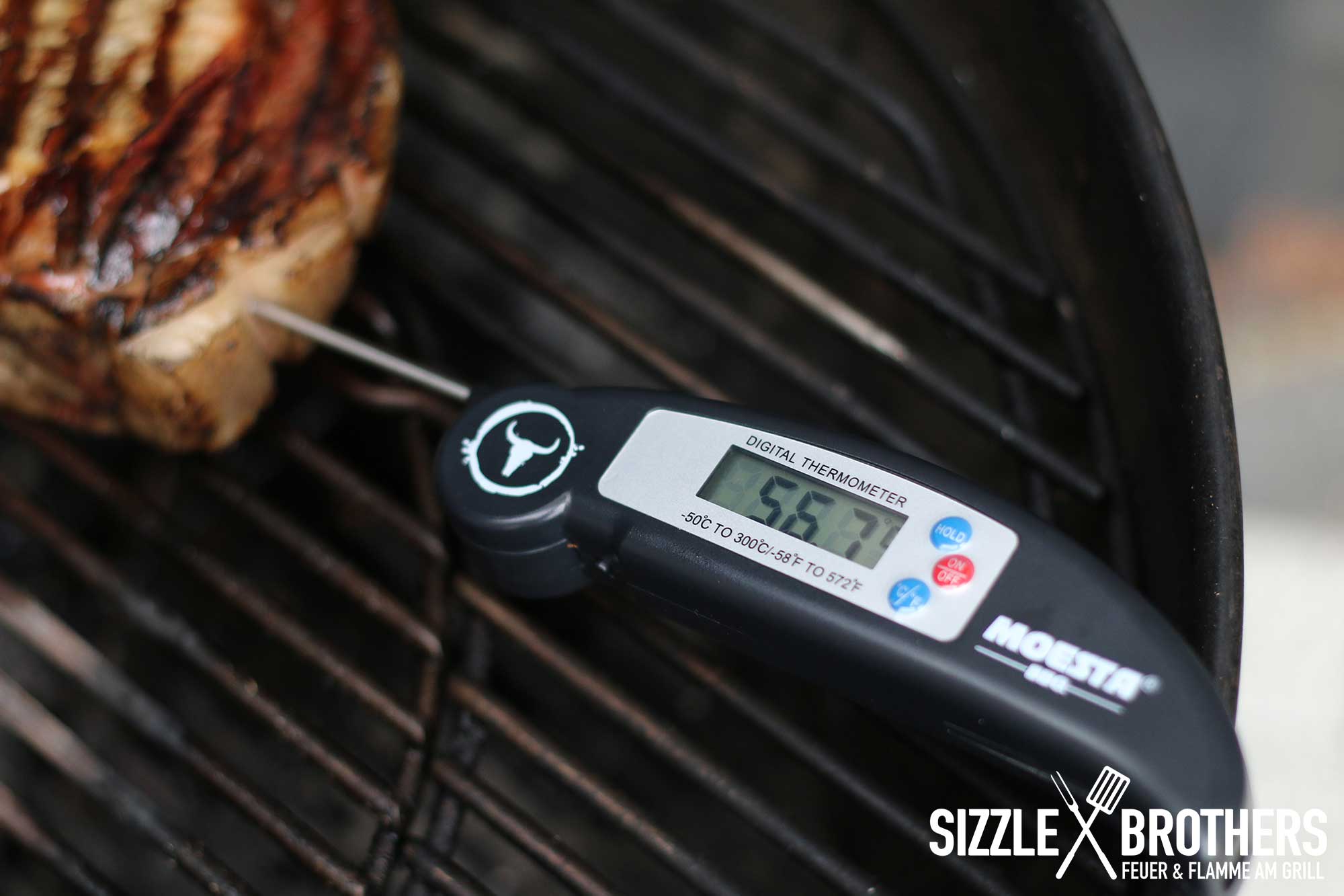 Steak wird mit Grillthermometer gemessen