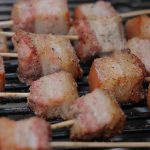 Schweinebauch grillen - die Pork Belly Sticks bekommen langsam Farbe.