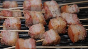 Schweinebauch grillen - die Pork Belly Sticks bekommen langsam Farbe.