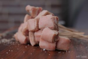 Schweinebauch grillen - so wandern die Pork Belly Sticks auf den Grill.