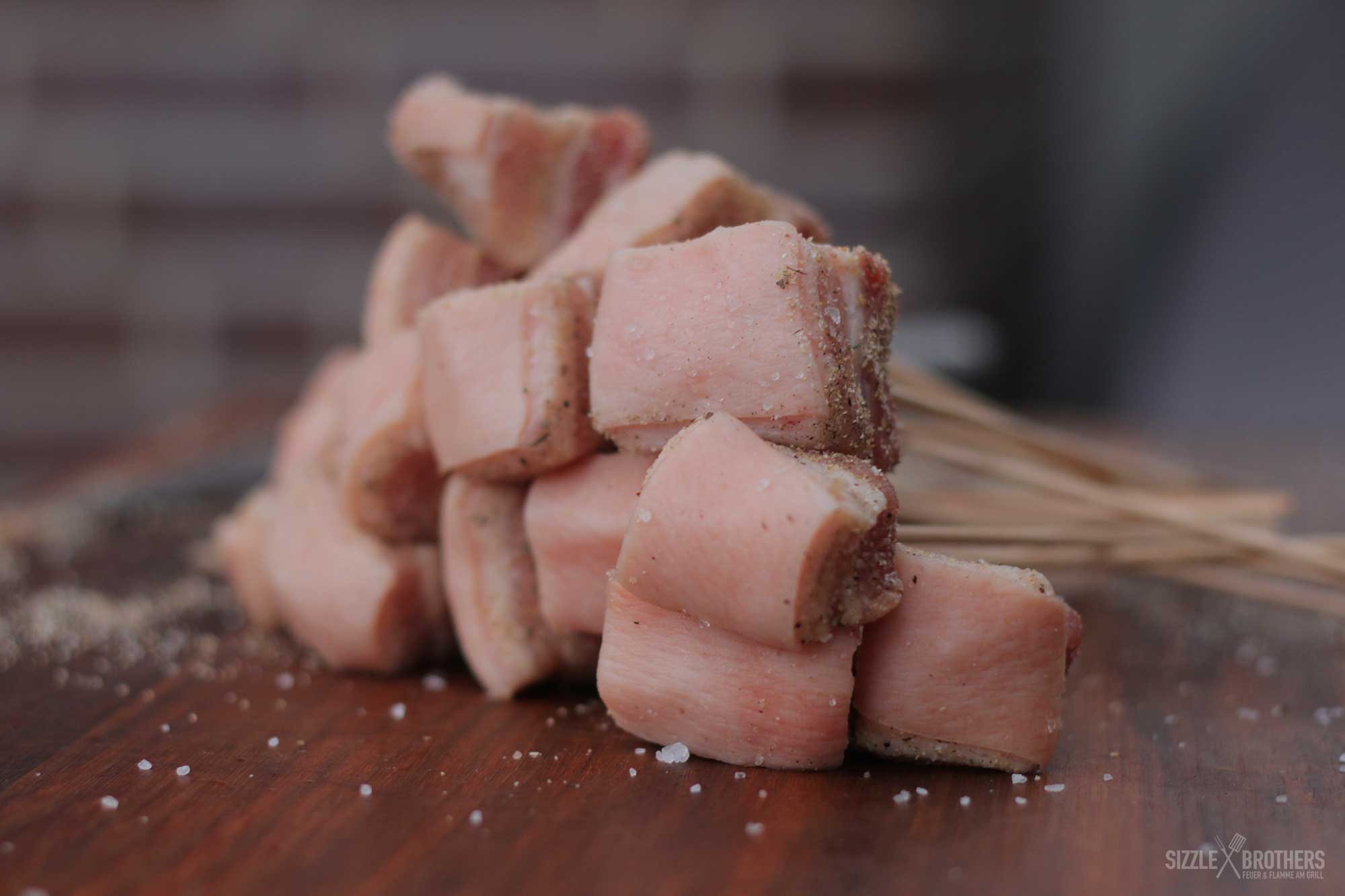 Schweinebauch grillen - so wandern die Pork Belly Sticks auf den Grill.