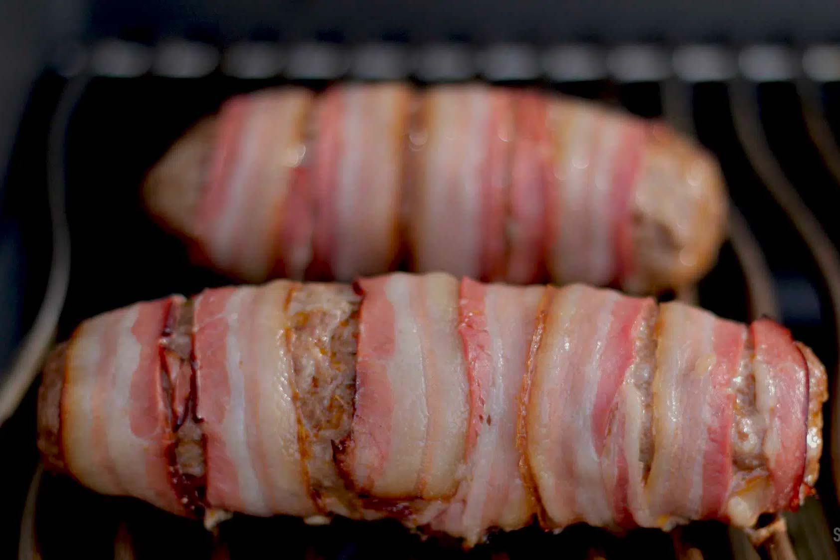 Bifteki mit Bacon auf dem Grill
