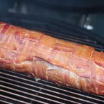 Bacon Bomb grillen - 30 Minuten smoken sind rum