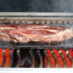 Rib Eye Steak grillen - mit der Gusseisenplatte gelingt es ohne Fettbrand