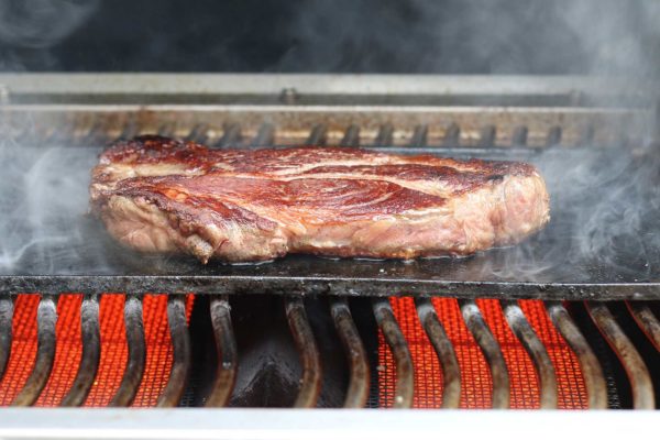 Rib Eye Steak grillen - mit der Gusseisenplatte gelingt es ohne Fettbrand