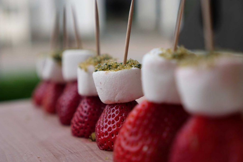 Die Marshmallow-Erdbeer-Spieße sind bereit für den Grill