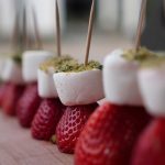 Die Marshmallow-Erdbeer-Spieße sind bereit für den Grill