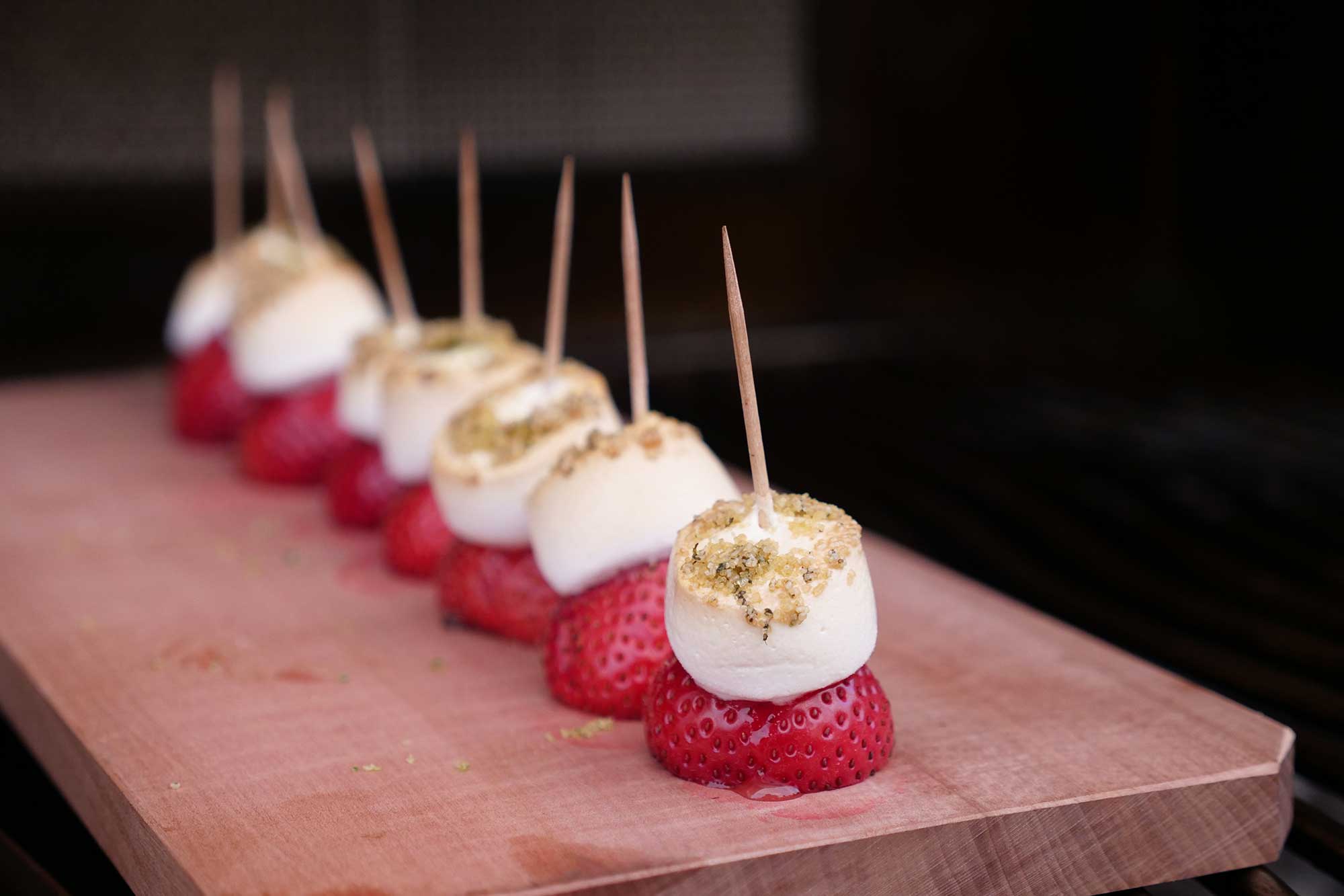 Die fertig gegrillten Marshmallow-Erdbeer-Spieße
