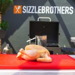 1,2 kg schweres Kikok Hähnchen passt bestens auf den Tepro Toronto