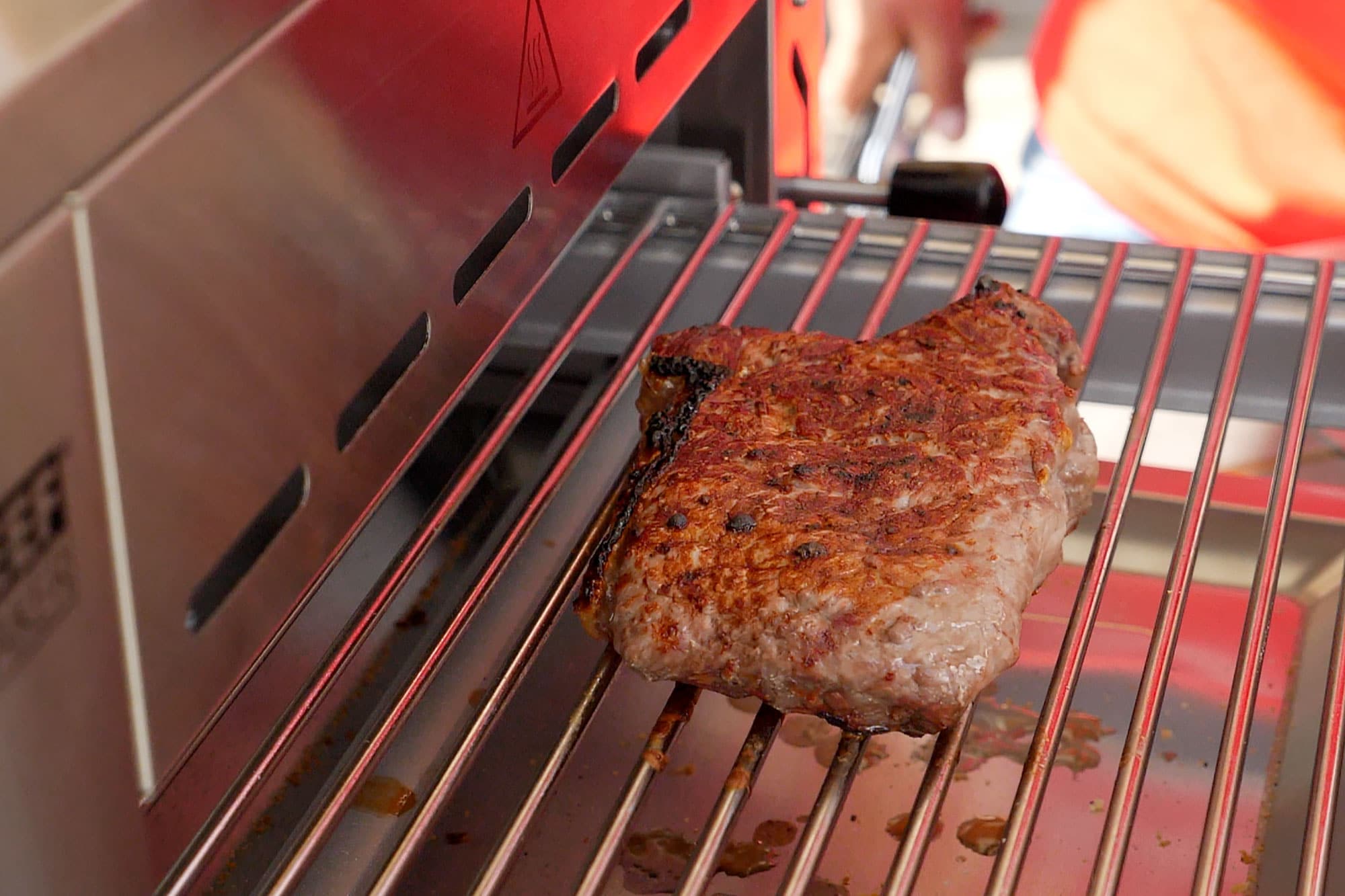 Der Beef Maker erzeugt eine leckere Kruste aus Röstaromen auf dem Steak