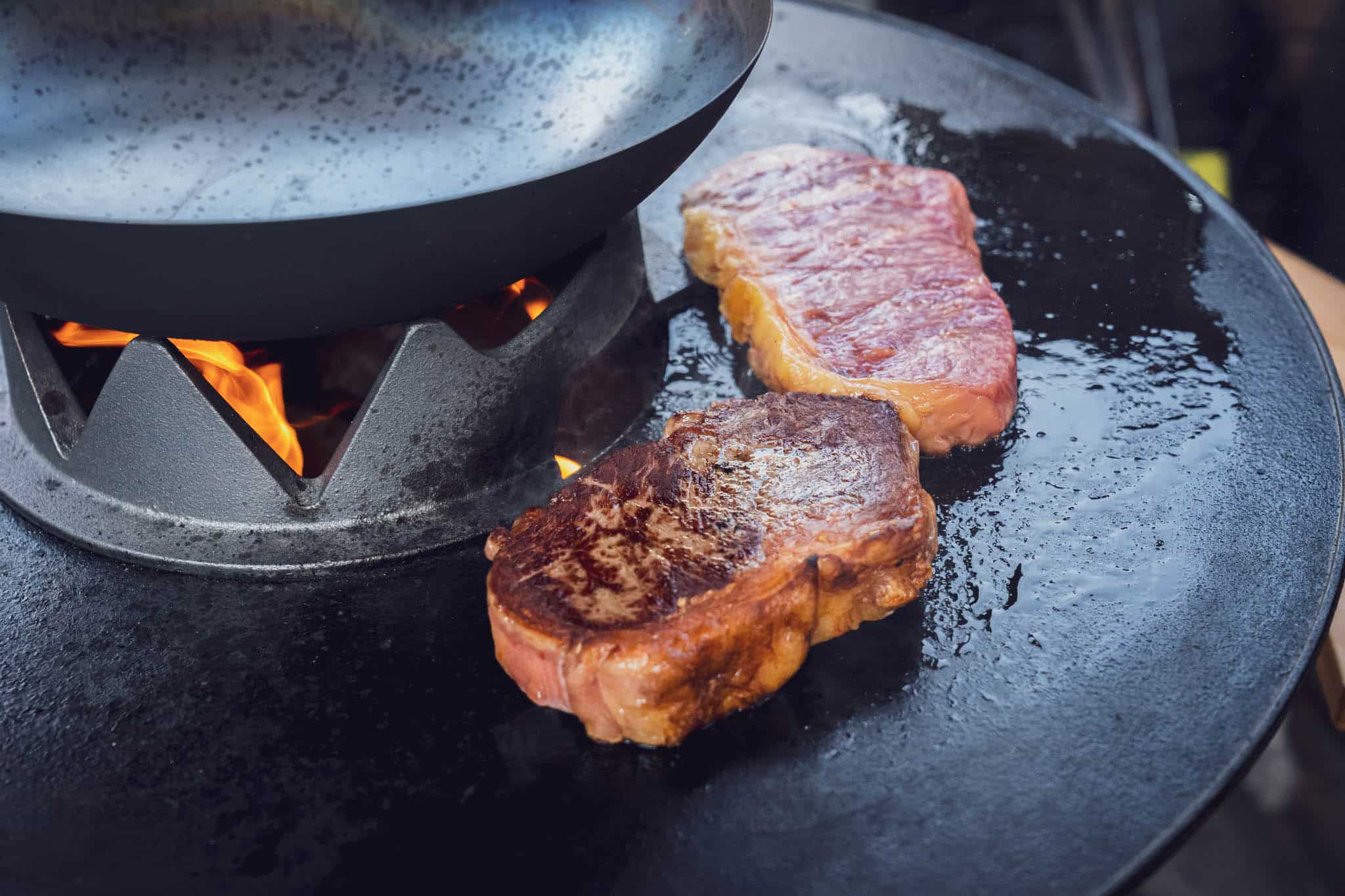 Ein Steak auf der Feuerplatte vom Moesta Bandit