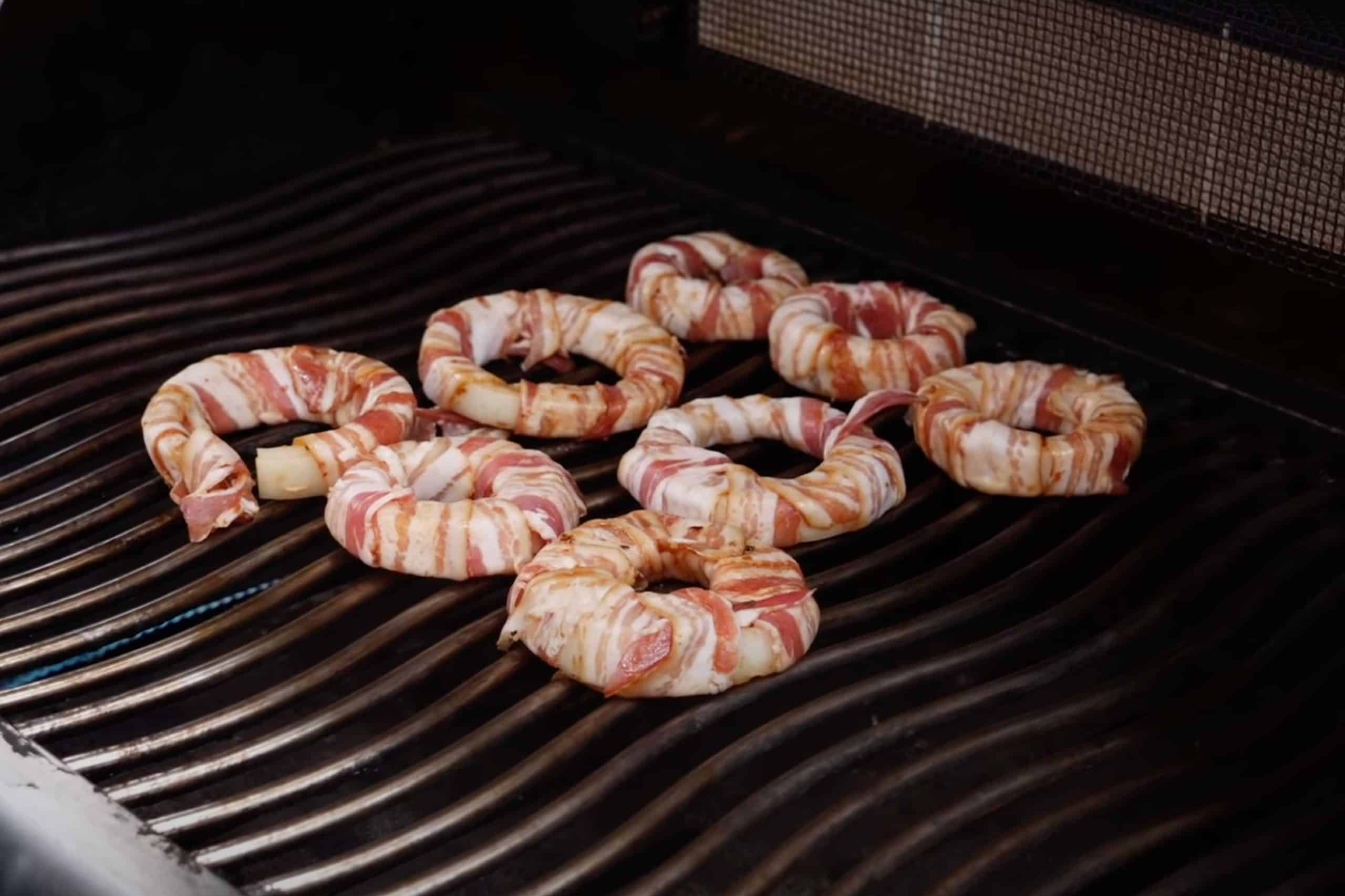 Bacon Zwiebel Ringe liegen auf dem Grill