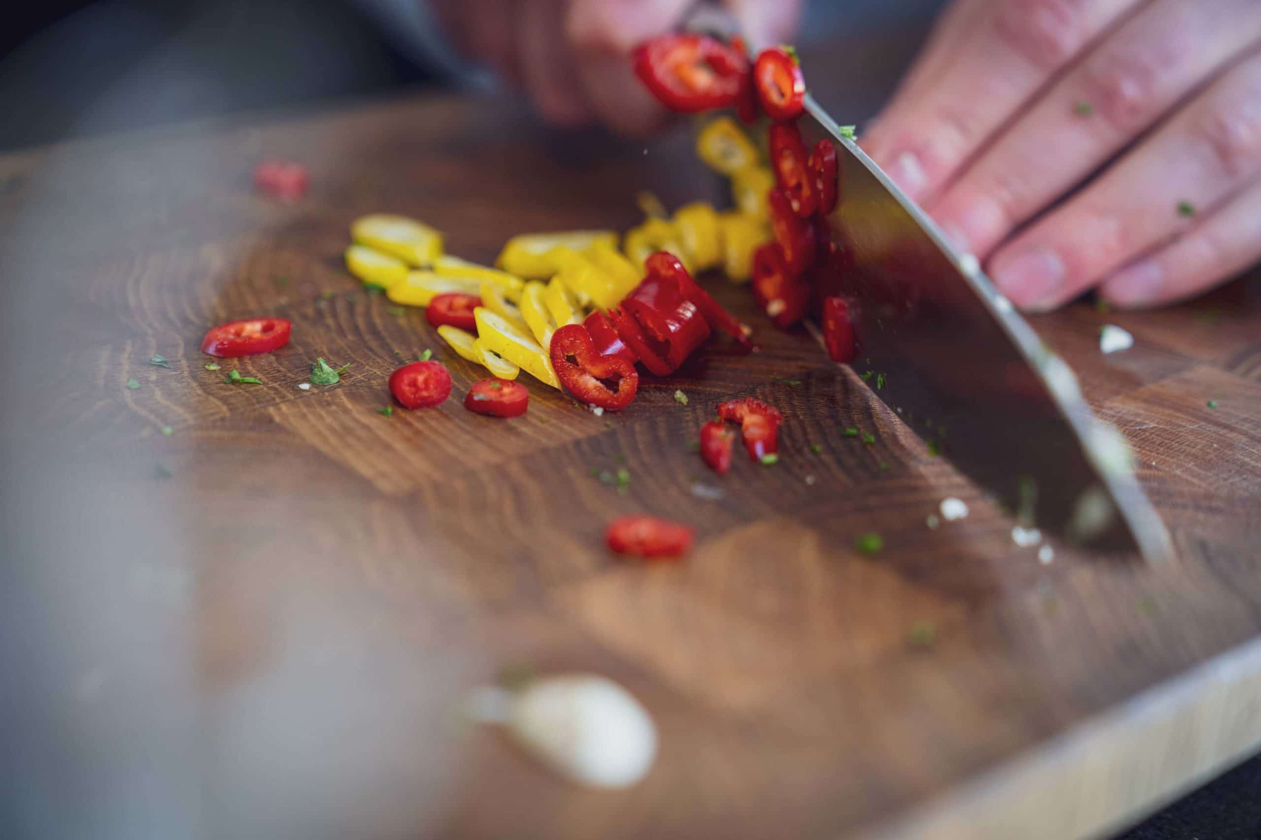 Chilis werden geschnitten