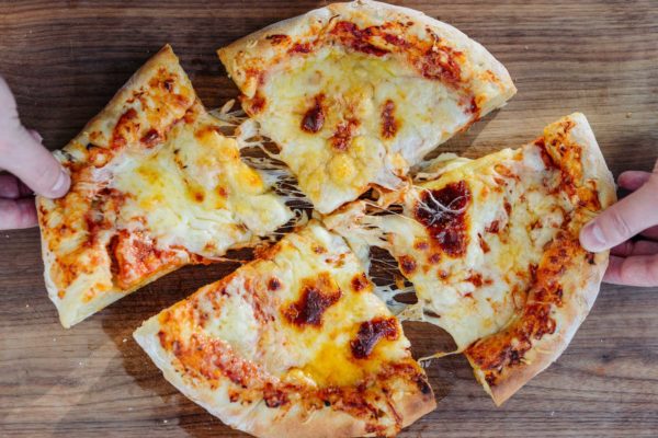 New York Pizza Rezept - Käsepizza mit Käserand
