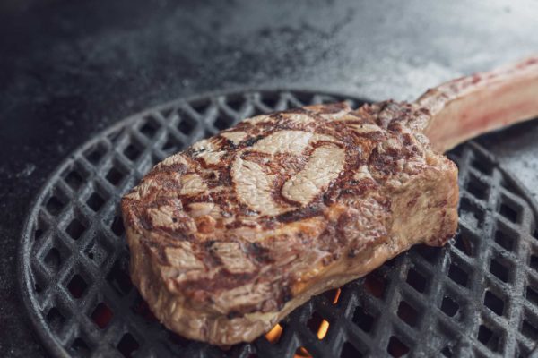 Tomahawk Steak grillen in unter 10 Minuten