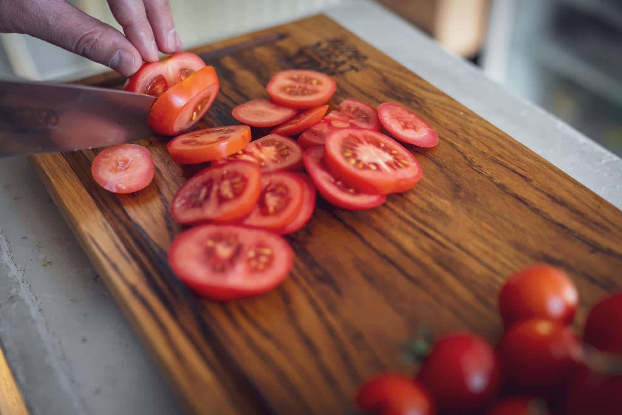 Tomaten werden geschnitten