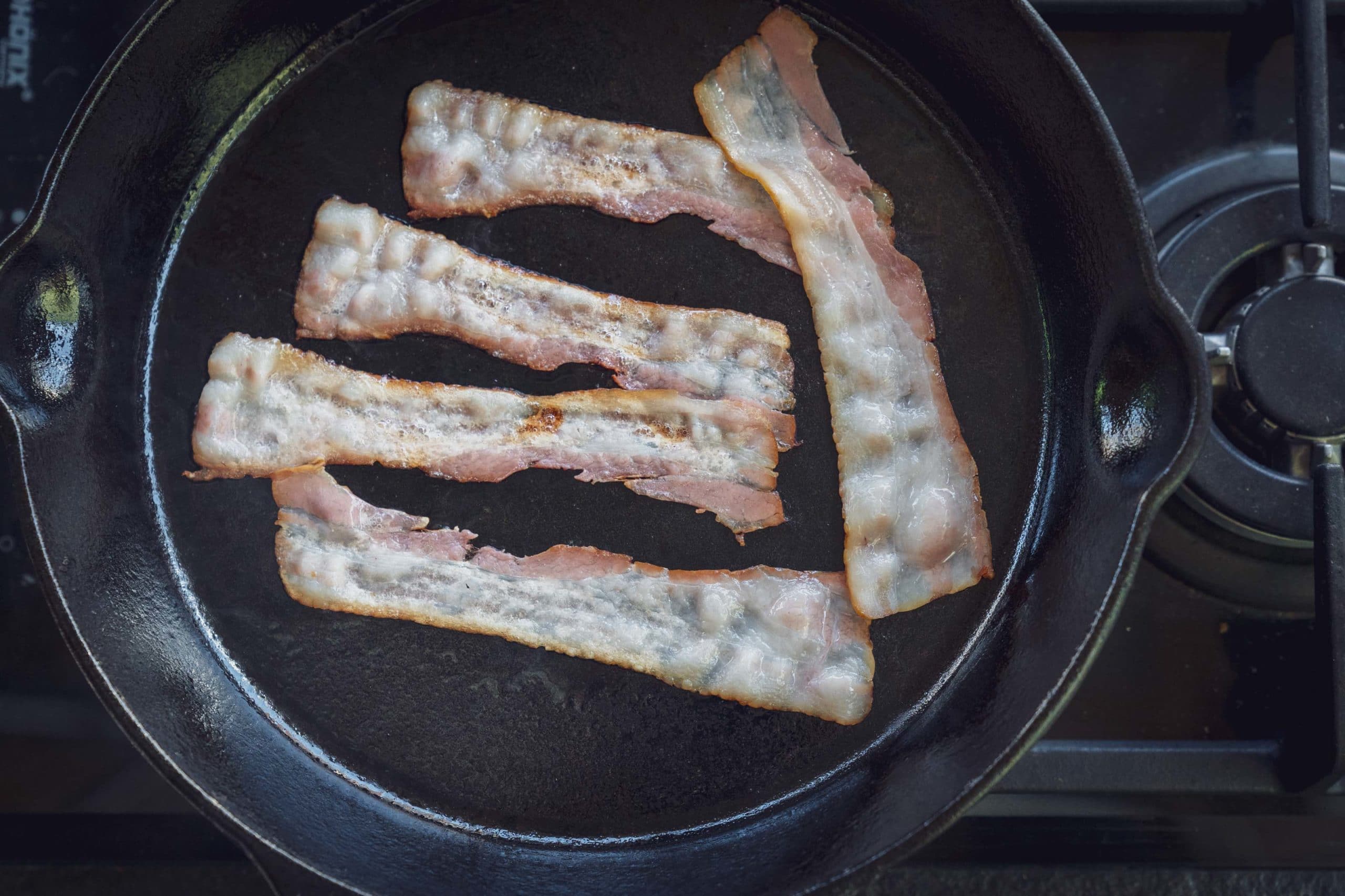 Den Bacon in einer Pfanne auslassen