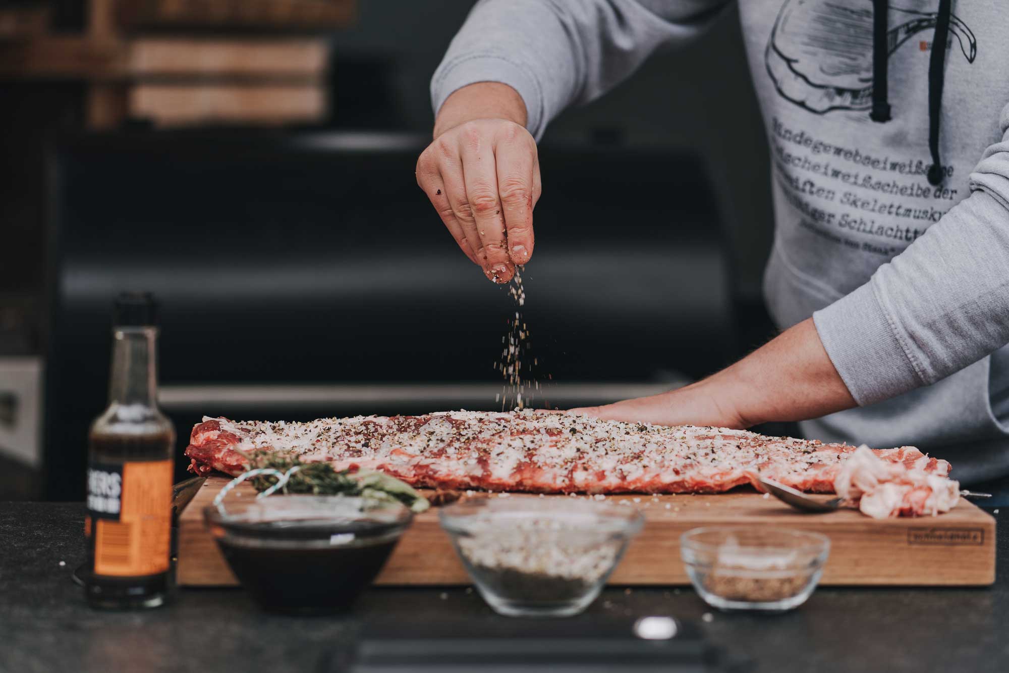 Fleisch wird gewürzt