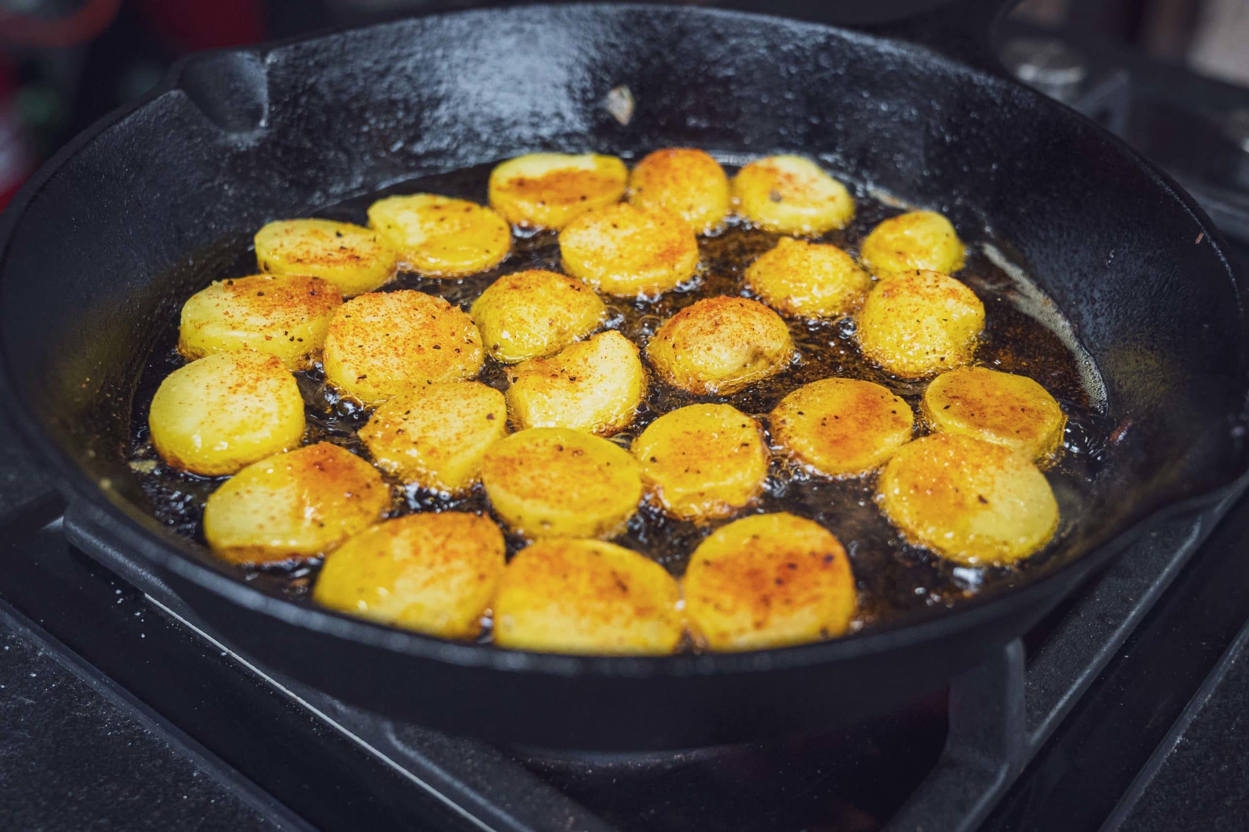 Kartoffeln in der Pfanne knusprig braun brutzeln