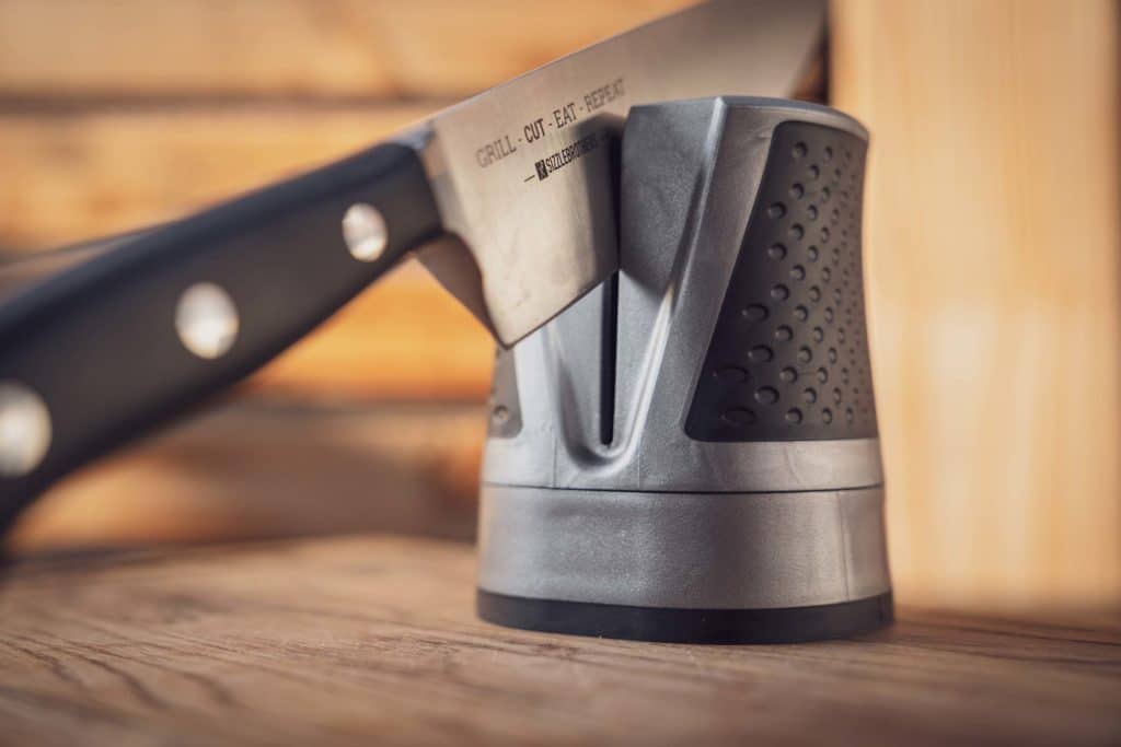 Messer hängt im Messerschärfer "Simple Sharp"