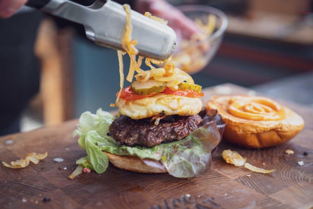 Auf den Burger kommen nur wenige Zutaten