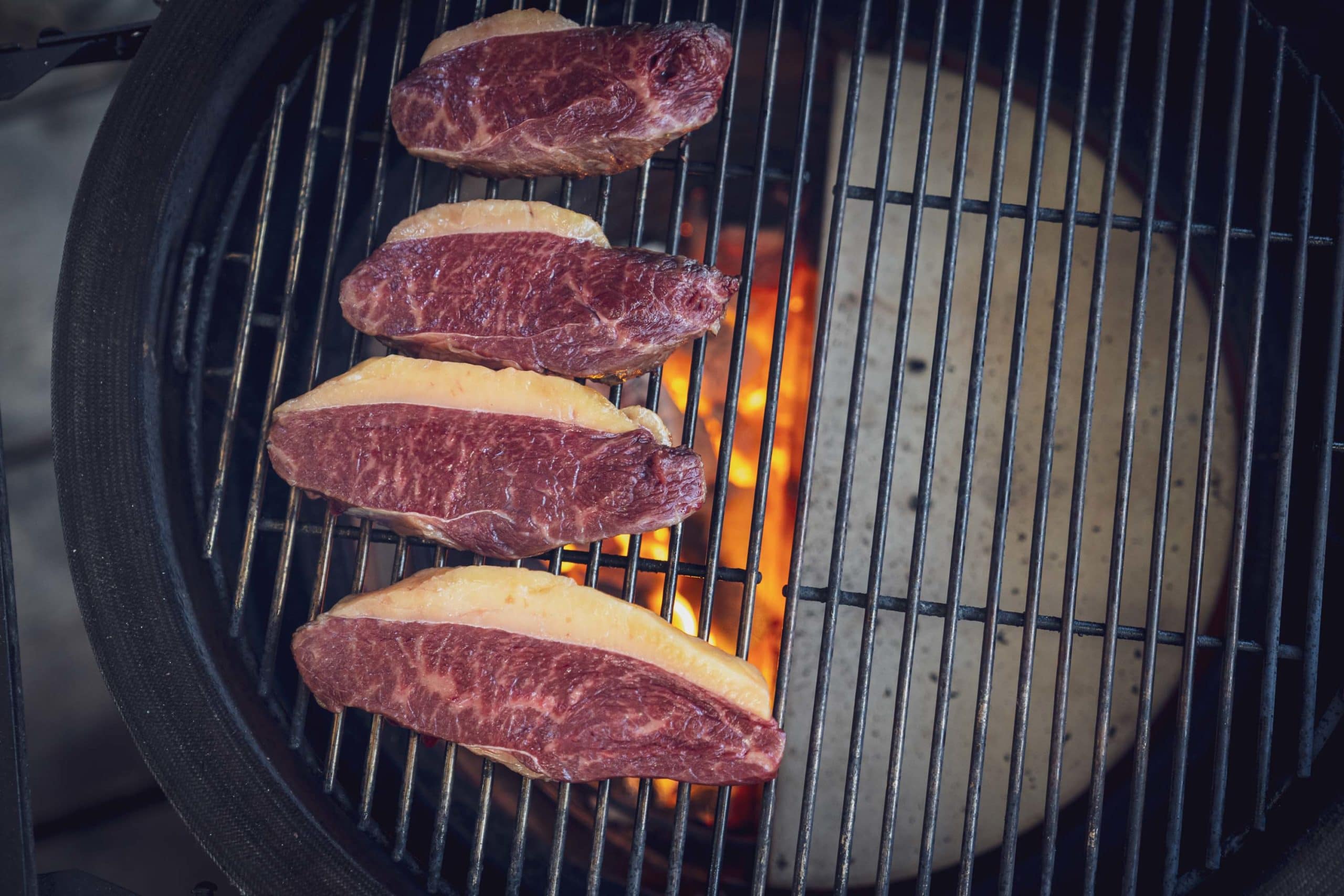Wir grillen die einzelnen Tafelspitz Steaks direkt über dem Feuer
