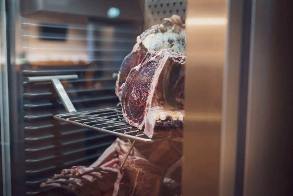 Fleisch reift im Kühlschrank