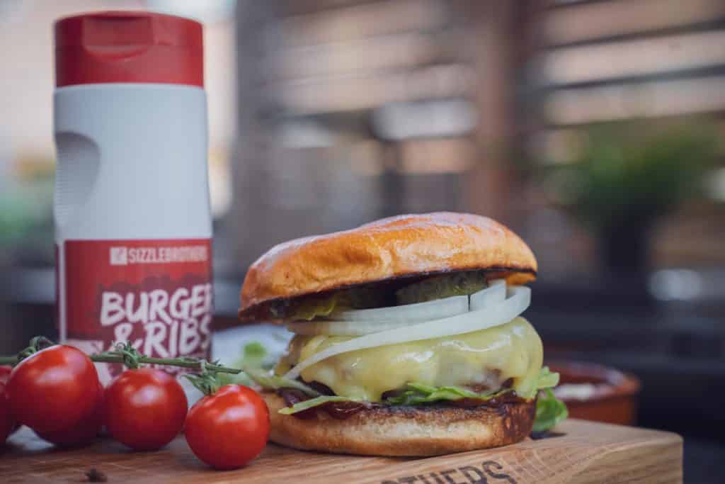 Burger mit leckerer Burger & Ribs BBQ-Sauce