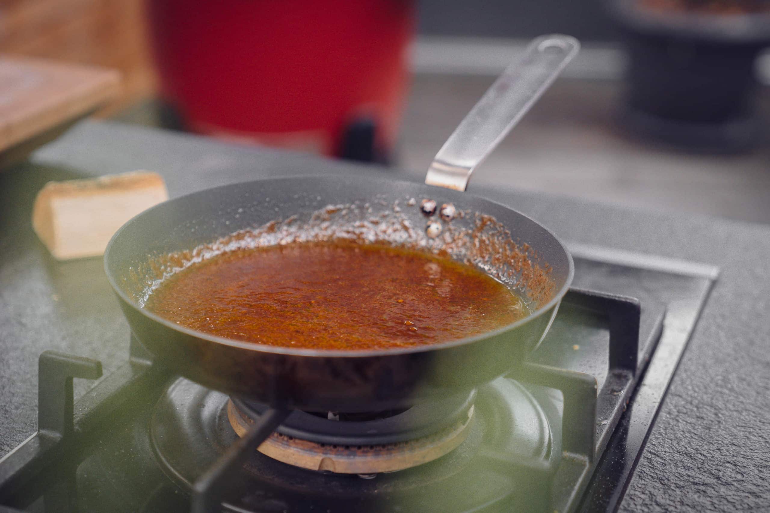 BBQ Sauce wird in einer Pfanne erhitzt