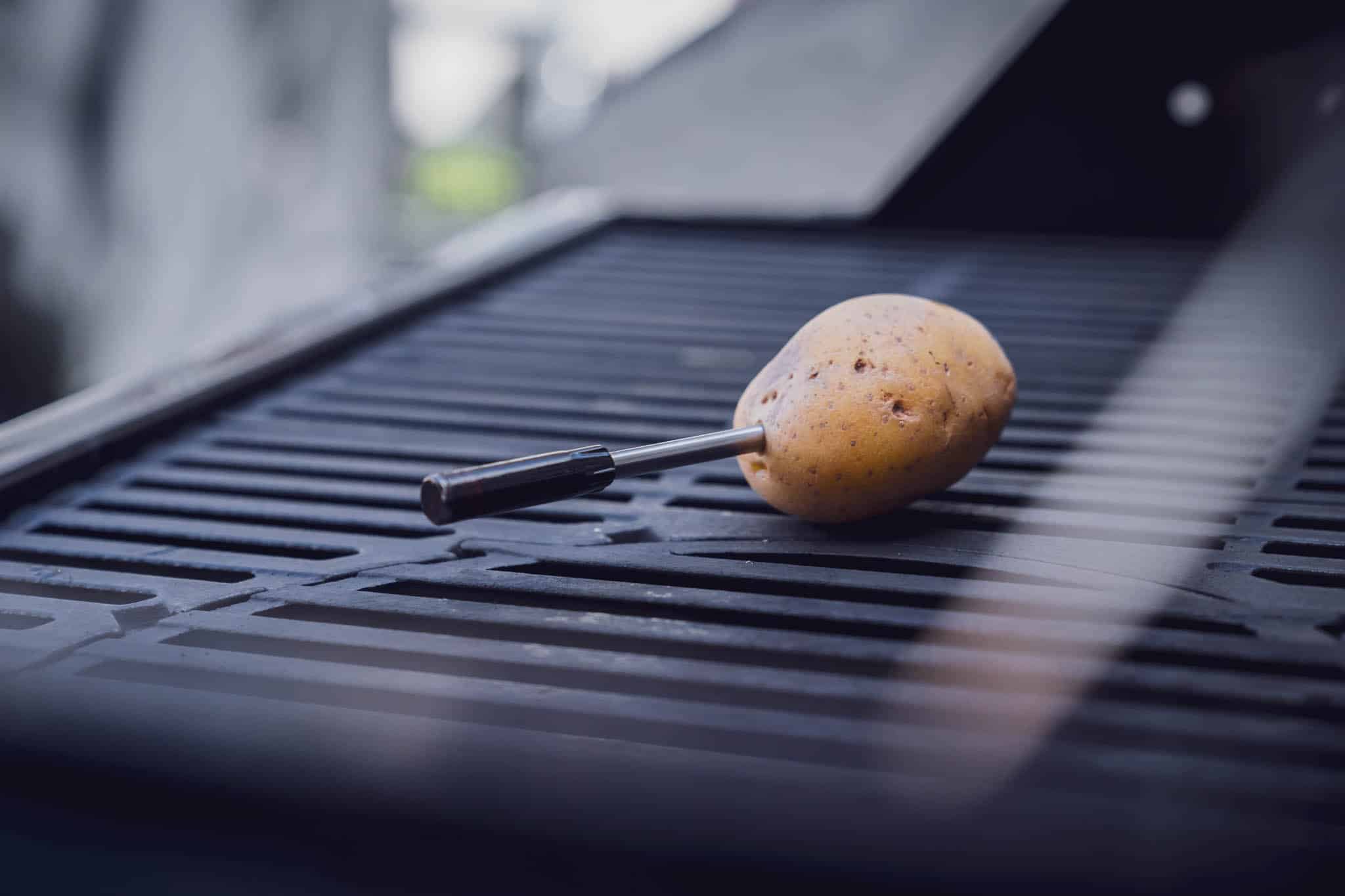 Eine Kartoffel auf dem Grill dient als Messhilfe